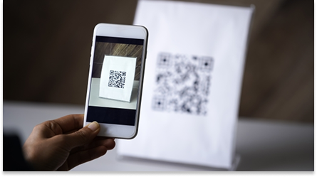 設置されたQRコードをスマートフォンでスキャン